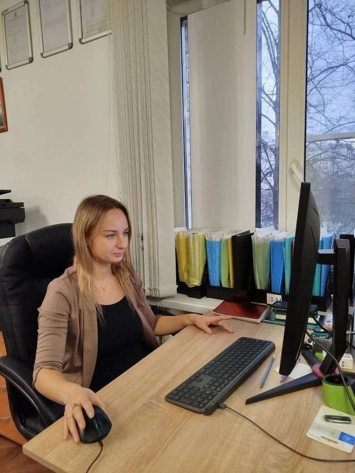 Сотрудница «Банкрот-Офф» работает за компьютером, на подоконнике — папки с делами клиентов