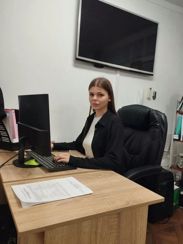 Сотрудница «Банкрот-Офф» за рабочим столом в офисе